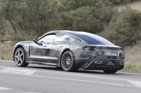 Porsche Mission E camouflée vue arrière noire