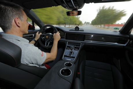 au volant de la porsche panamera GTS 2019