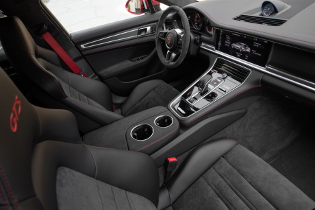 L'extérieur de la Panamera GTS se distingue avec les logos noirs et, dans l'habitacle, c'est l'habillage complet en Alcantara qui signe cette version. Même le ciel de pavillon est recouvert d'Alcantara.
