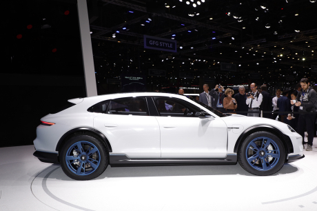 Porsche Mission E Cross Turismo blanche vue de profil