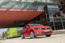 Volkswagen Polo rouge 3/4 avant