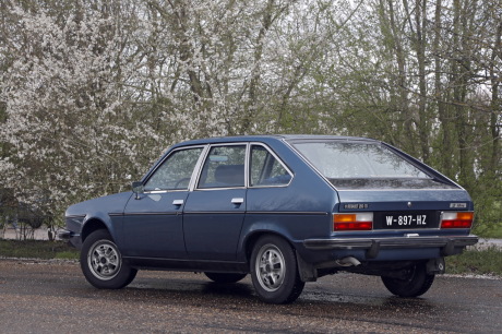Renault 20 TS 1979 bleue 3/4 arrière