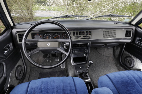 Renault 20 TS 1979 bleue planche de bord