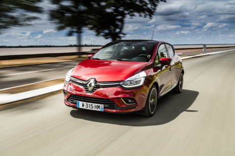 Renault Clio 2016 Intens rouge roulant sur une route vue avant gauche