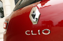 Renault Clio 2016 intens restylée rouge gros plan logo et caméra de recul