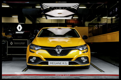Renault MÃÆÃâÃâ ââ¬â¢ÃÆÃ¢â¬ âââ‰âÂ¢ÃÆÃââââ¬Ã
Â¡ÃÆÃ¢â¬Å¡Ãâégane RS Trophy 300 2018 jaune statique de face