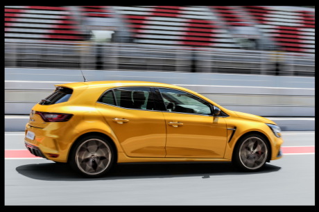 Renault MÃÆÃâÃâ ââ¬â¢ÃÆÃ¢â¬ âââ‰âÂ¢ÃÆÃââââ¬Ã
Â¡ÃÆÃ¢â¬Å¡Ãâégane RS Trophy 300 2018 jaune profil droit en roulant