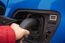 Peugeot e-2008 prise de recharge