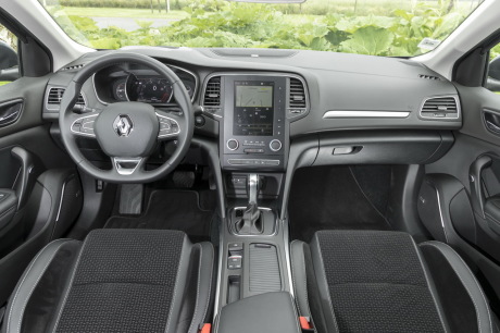 Présentation correcte pour la Mégane, mais le grand écran tactile (en série sur Intens) ne s'intègre pas harmonieusement dans le mobilier.