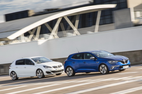 Renault Mégane GT 2016 bleu roulant devant une Peugeot 308 GT blanche vue avant droite