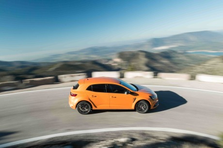 Renault Mégane RS orange tonic filé en virage