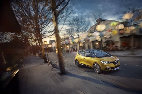 Renault Scenic 2016 jaune et noirroulant en ville vue avant