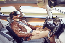 un homme porte un casque de réalité virtuelle dans le renault symbioz demo car