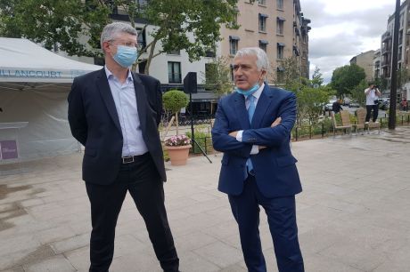 Vincent Carré, directeur du développement international des services de mobilités du groupe Renault ( droite) et Pierre Christophe Baguet, maire de la ville et président de Grand Paris Seine Ouest (GP
