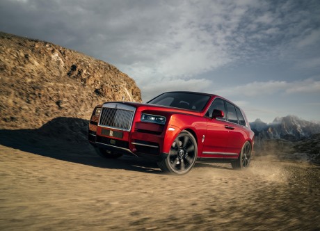 Rolls Royce Cullinan rouge vue avant