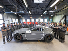 étudiants de la promotion 2014-2015 de l'école de design Sbarro autour du prototype Aria en cours de réalisation.