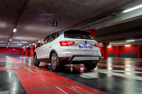 Seat Arona Xcellence blanc travelling arrière gauche
