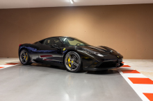 Achetée neuve par Vettel, cette Ferrari 458 Speciale noire est vendue 350 000 £.