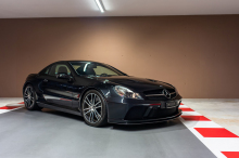 Une Mercedes-Benz SL65 AMG Black Series offerte à Vettel pour sa victoire au premier Grand Prix de F1 d'Abu Dhabi en 2009 est également à vendre.