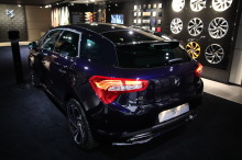 La DS5 série limitée 1955 est exposée au Ds World Paris