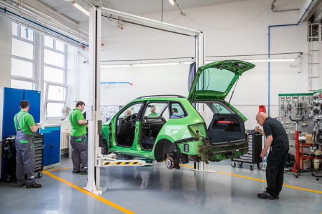 Skoda Fabia Combi verte démontée atelier