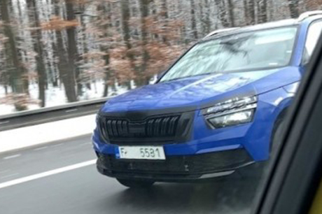 Skoda Kamiq camoufl̮̩ vue avant bleu photo Novinky.cz