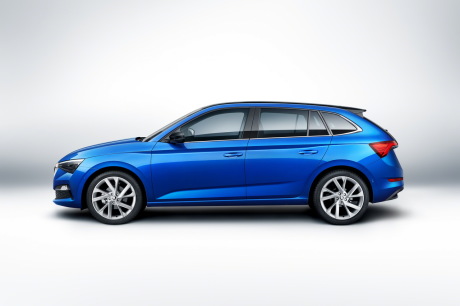 Skoda Scala vue de profil bleue en studio sur fond blanc