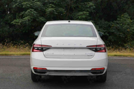 Skoda Superb restylée 2019 blanche vue arriÃÅ¡re