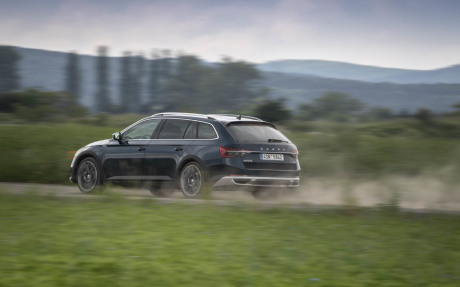 Skoda Superb Scout 2019 sur chemin