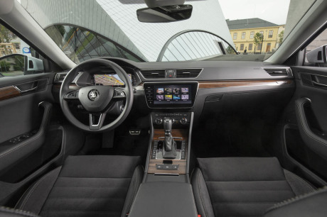 Planche de bord Bonne présentation générale pour la Skoda Superb Scout, qui se dote de matériaux spécifiques à cette version, lesquels imitent fort bien le bois. Le nouvel écran, de 9,2 pouces reprend