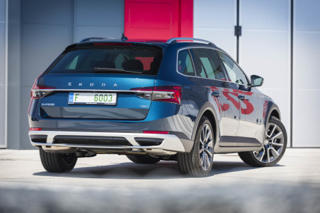 Statique 3/4 AR Skoda Superb Scout 2019