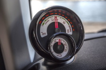 A gauche du volant, ce compteur indique le niveau de charge.