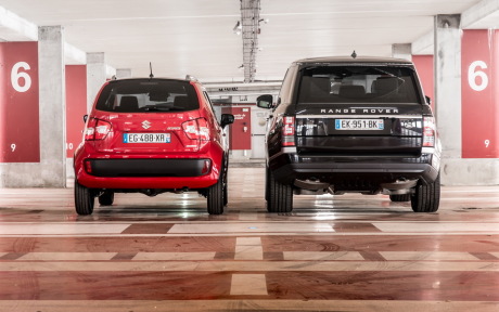 Land Rover Range Rover noir Suzuki Ignis rouge parking