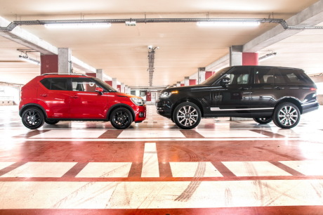 Land Rover Range Rover noir Suzuki Ignis rouge parking