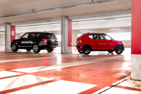 Land Rover Range Rover noir Suzuki Ignis rouge parking