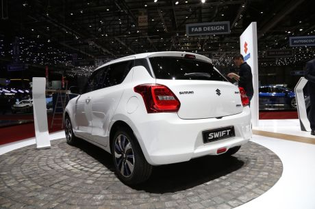 Suzuki Swift 4 3/4 arrière