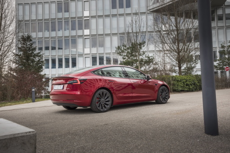 Pour repérer les nouvelles Model 3, il suffit de jeter un coup d'œil au contour des vitres et aux poignées. S'ils sont noirs, vous avez face à vous un modèle dernière génération.