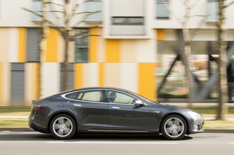 tesla model s vue de côté