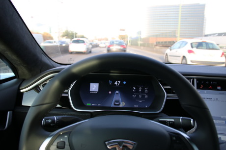 système maintien dans la voie de circulation autopilot tesla