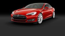 Tesla Model S P85D vue avant rouge studio