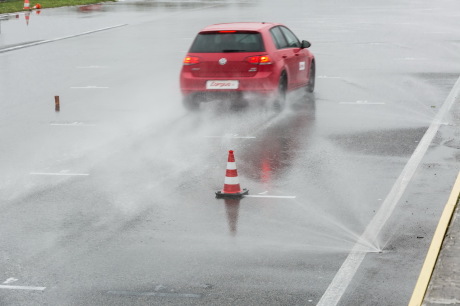 Freinage mouillé test pneus toutes saisons Volkswagen Golf VII rouge