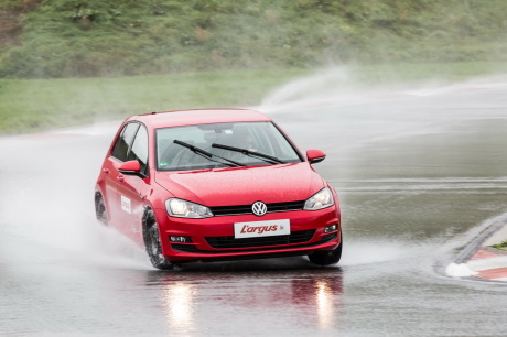 circuit mouillé test pneus toutes saisons Volkswagen Golf VII rouge virage