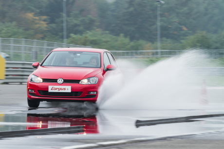 Test aquaplaning pneu quatre saisons Volkswagen Golf VII rouge