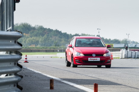 Freinage test pneus toutes saisons Volkswagen Golf VII rouge