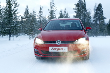 Test pneus quatre saions Volkswagen Golf 7 rouge circuit neige