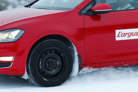 pneu qui patine sur la neige test pneus toutes saisons Volkswagen Golf 7 rouge