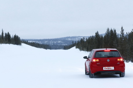 freinage neige test pneus toutes saisons Volkswagen Golf VII rouge