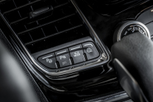 Tout près du volant et au-dessus de la commande de boîte se trouve le bouton permettant au conducteur de changer de mode de fonctionnement de l'hybridation.
