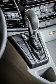 Le Ford Custom hybride rechargeable a une BVA à une vitesse. La position L augmente la capacité de retenue du véhicule et donc la régénération.