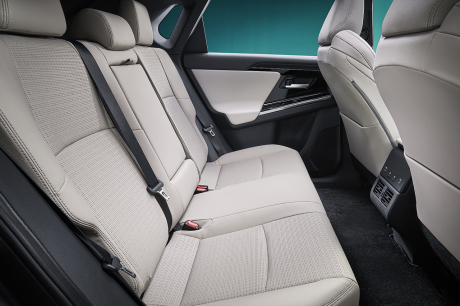 Toyota BZ4X habitabilité Lexus LS